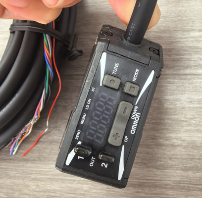 Omron ZX1-LD100A81 5M Smart Laser Sensor 0.007 mm Geometrical Resolution and 52.5 mm Height for Precise Measurements