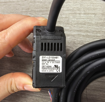 Omron ZX1-LD100A81 5M Smart Laser Sensor 0.007 mm Geometrical Resolution and 52.5 mm Height for Precise Measurements