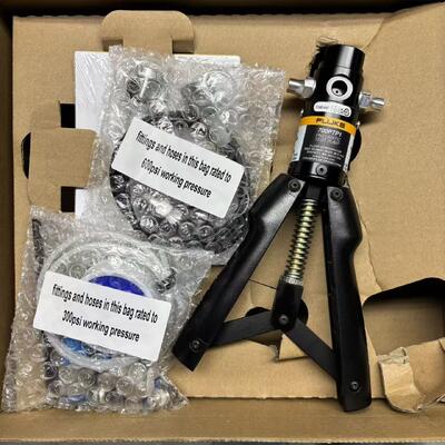 Fluke 700PTP-1 Pneumatic Test Pump dengan berat 1,43 lb dan kapasitas 650 g untuk pengukur tekanan diferensial