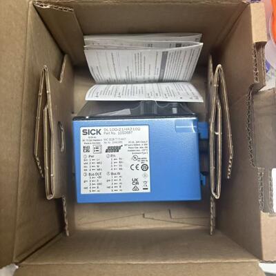 Sensor Jarak Reflektif Dalam Ruangan Sick DL100-21HA2102 dengan Resolusi 0,1 mm